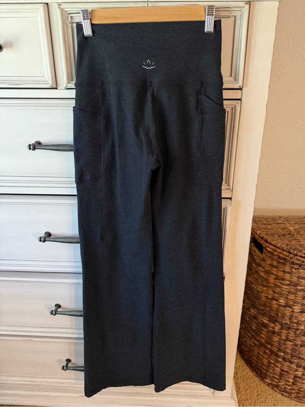 Beyond Yoga flares - Picture 2 of 2